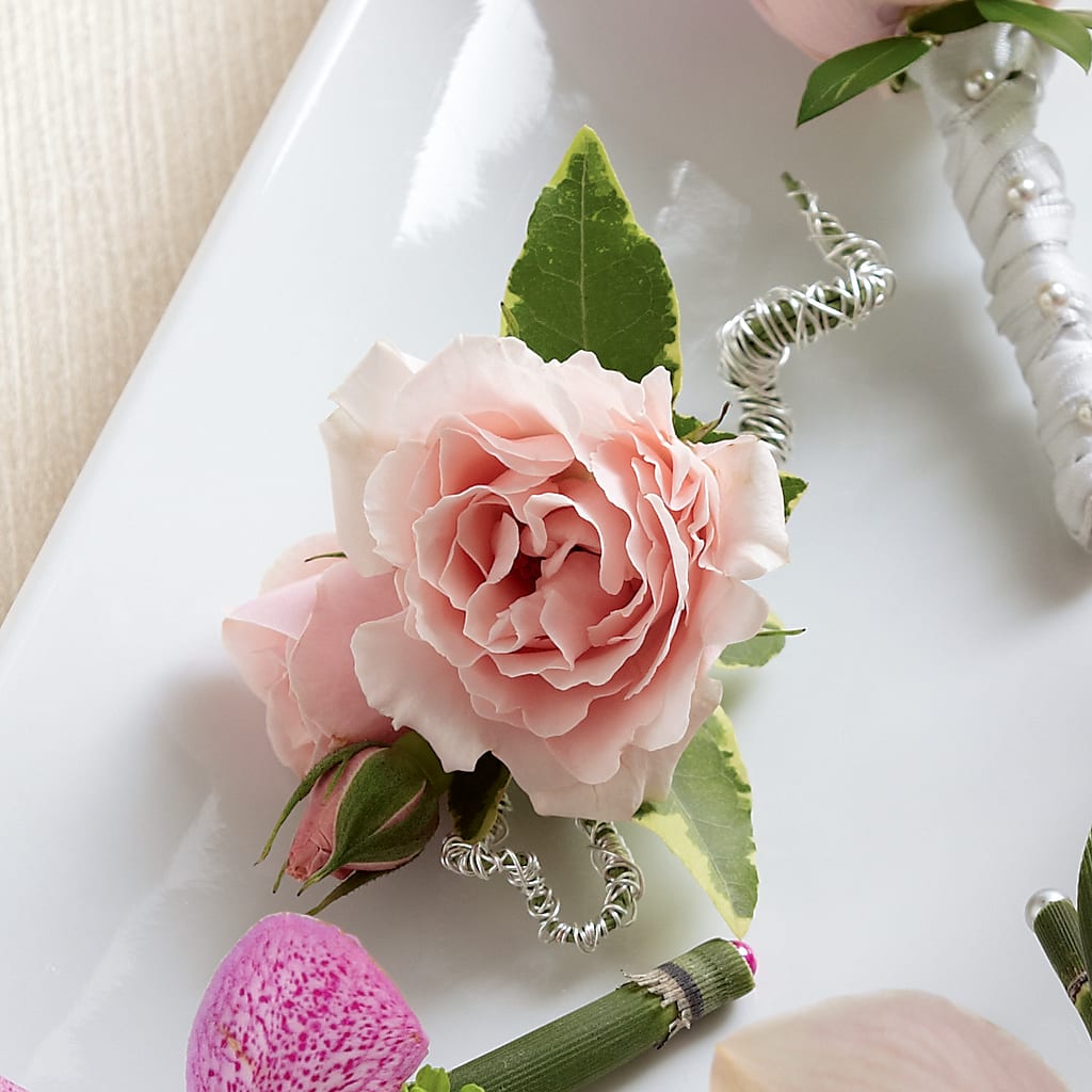 Pink Spray Rose Boutonniere – Floreria Reno, Reno NV